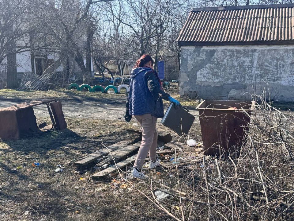 13 марта в пгт Дзержинский прошли работы по благоустройству территории ул. Герцена в районе Ровеньковского ясли-сада комбинированного вида «Тополек» 13 марта в пгт Дзержинский прошли работы по благоустройству территории ул. Герцена в районе Ровеньковского ясли-сада комбинированного вида «Тополек»