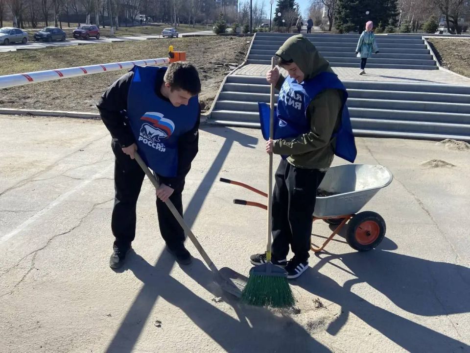 Продолжаем субботники!. 14 марта провели субботник представители отдела молодежной политики, молодежного центра "Продвижение", Единой России Продолжаем субботники!. 14 марта провели субботник представители отдела молодежной политики, молодежного центра "Продвижение", Единой России