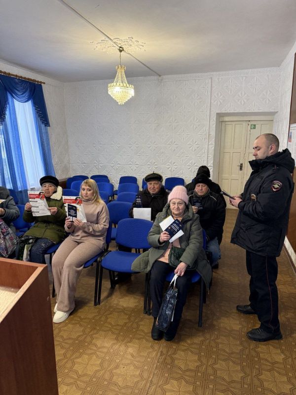 11 Стахановские полицейские провели встречу с жителями Ирмино 11 Стахановские полицейские провели встречу с жителями Ирмино