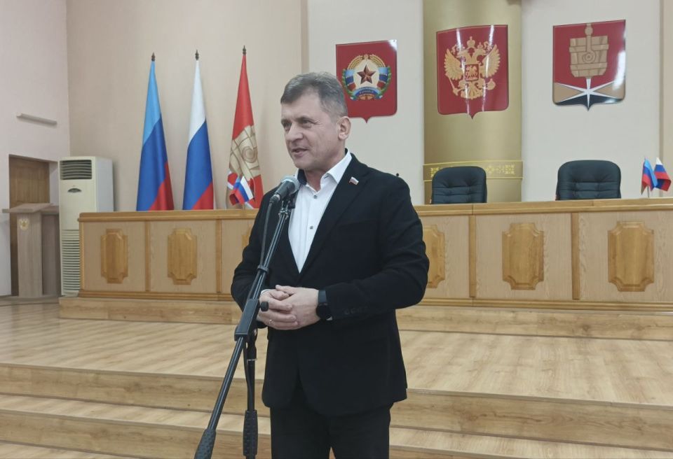 В преддверии профессионального праздника людей ответственных за благополучие каждого дома и каждой улицы, Председатель Совета городского округа город Алчевск, Роман Лысенко вручил благодарственные письма от Совета... В преддверии профессионального праздника людей ответственных за благополучие каждого дома и каждой улицы, Председатель Совета городского округа город Алчевск, Роман Лысенко вручил благодарственные письма от Совета...