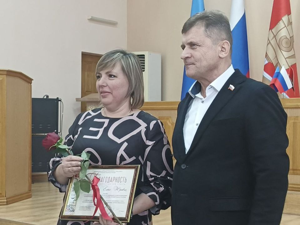 В преддверии профессионального праздника людей ответственных за благополучие каждого дома и каждой улицы, Председатель Совета городского округа город Алчевск, Роман Лысенко вручил благодарственные письма от Совета... В преддверии профессионального праздника людей ответственных за благополучие каждого дома и каждой улицы, Председатель Совета городского округа город Алчевск, Роман Лысенко вручил благодарственные письма от Совета...