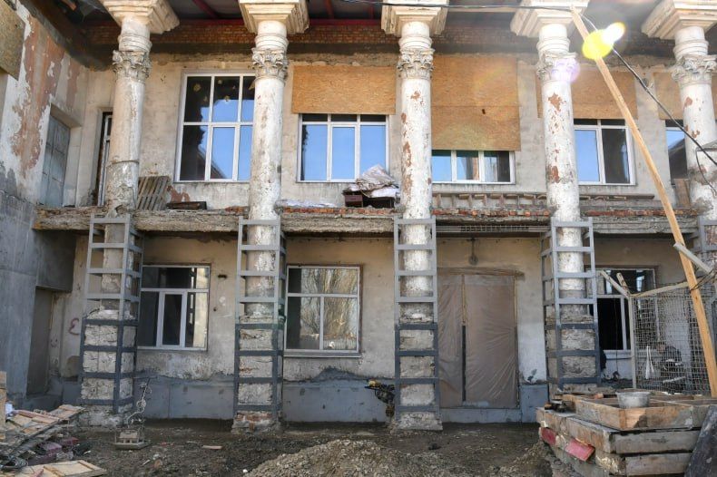 Красноярский край продолжает восстановительные работы в Комсомольском поселковом клубе Красноярский край продолжает восстановительные работы в Комсомольском поселковом клубе