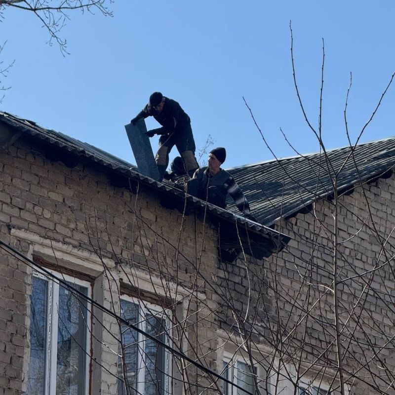 Сотрудники Краснодонского филиала Единой управляющей компании (ЕУК) продолжают работу по улучшению состояния жилого фонда на территории своего обслуживания Сотрудники Краснодонского филиала Единой управляющей компании (ЕУК) продолжают работу по улучшению состояния жилого фонда на территории своего обслуживания
