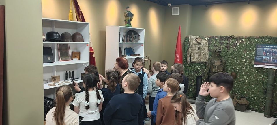 13 марта учащиеся 3 «А» и 3 «В» классов Перевальской гимназии № 1 посетили районный исторический музей 13 марта учащиеся 3 «А» и 3 «В» классов Перевальской гимназии № 1 посетили районный исторический музей