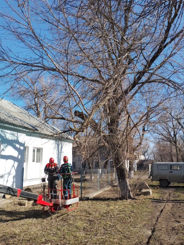 В рамках соглашения о сотрудничестве между Курганской областью и Краснодонским округом аварийная бригада электриков шефа-региона АО «СУЭНКО» «Западные электрические сети» из Кургана активно трудится на Краснодонщине В рамках соглашения о сотрудничестве между Курганской областью и Краснодонским округом аварийная бригада электриков шефа-региона АО «СУЭНКО» «Западные электрические сети» из Кургана активно трудится на Краснодонщине