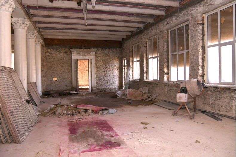 Красноярский край продолжает восстановительные работы в Комсомольском поселковом клубе Красноярский край продолжает восстановительные работы в Комсомольском поселковом клубе
