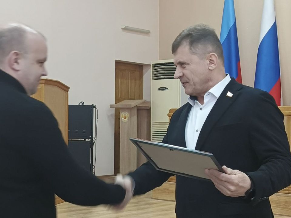 В преддверии профессионального праздника людей ответственных за благополучие каждого дома и каждой улицы, Председатель Совета городского округа город Алчевск, Роман Лысенко вручил благодарственные письма от Совета... В преддверии профессионального праздника людей ответственных за благополучие каждого дома и каждой улицы, Председатель Совета городского округа город Алчевск, Роман Лысенко вручил благодарственные письма от Совета...