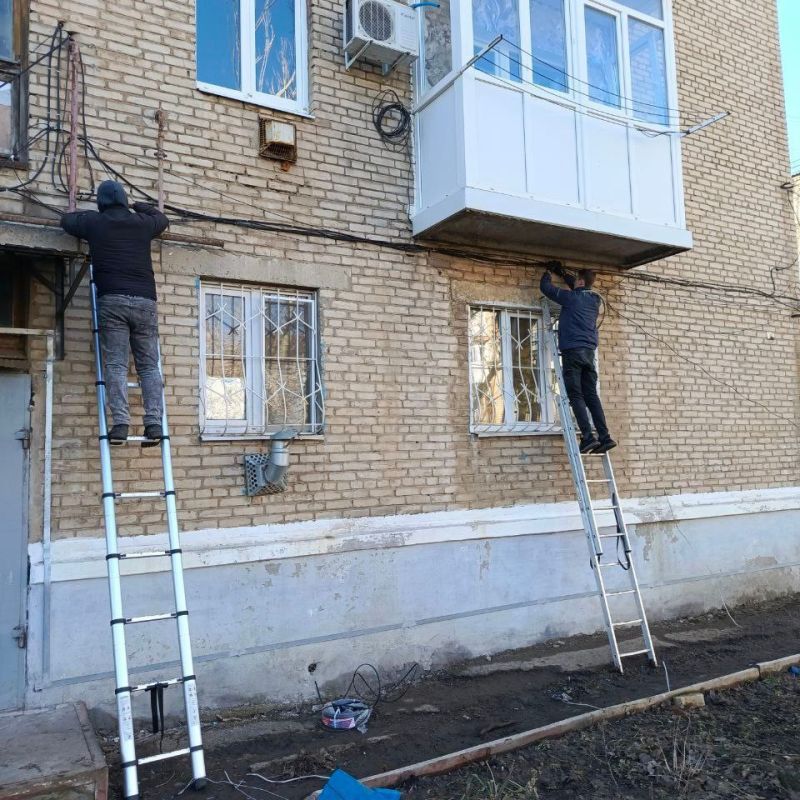 Сотрудники Краснодонского филиала Единой управляющей компании (ЕУК) продолжают работу по улучшению состояния жилого фонда на территории своего обслуживания Сотрудники Краснодонского филиала Единой управляющей компании (ЕУК) продолжают работу по улучшению состояния жилого фонда на территории своего обслуживания