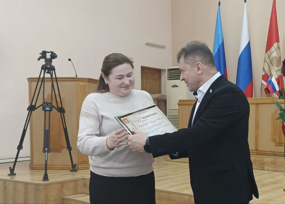 В преддверии профессионального праздника людей ответственных за благополучие каждого дома и каждой улицы, Председатель Совета городского округа город Алчевск, Роман Лысенко вручил благодарственные письма от Совета... В преддверии профессионального праздника людей ответственных за благополучие каждого дома и каждой улицы, Председатель Совета городского округа город Алчевск, Роман Лысенко вручил благодарственные письма от Совета...
