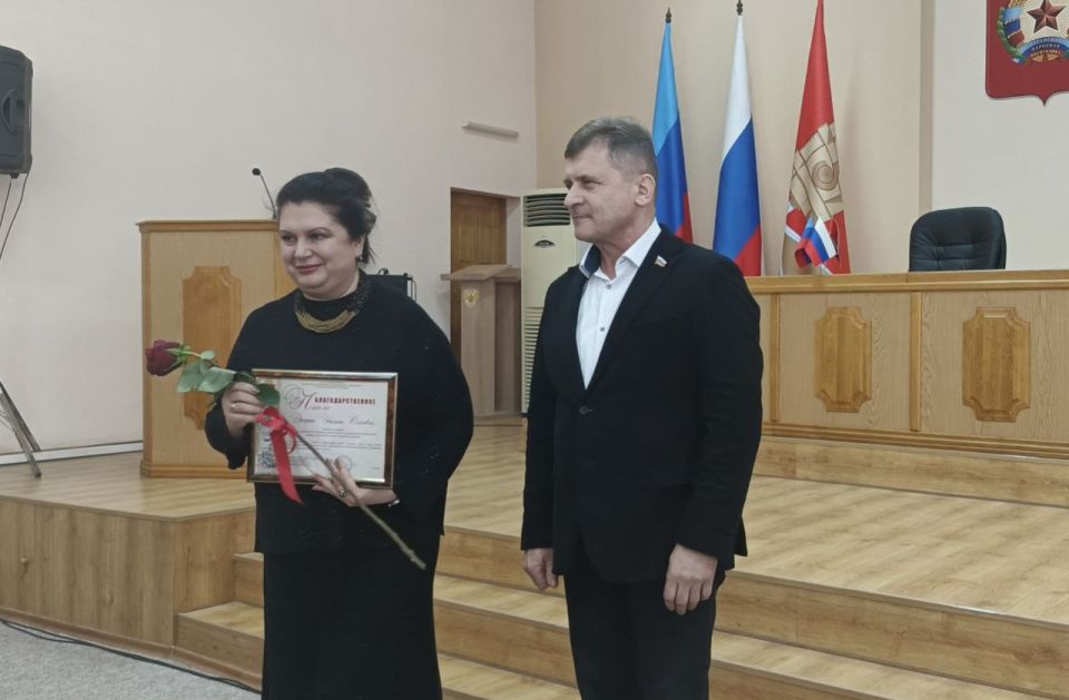 В преддверии профессионального праздника людей ответственных за благополучие каждого дома и каждой улицы, Председатель Совета городского округа город Алчевск, Роман Лысенко вручил благодарственные письма от Совета... В преддверии профессионального праздника людей ответственных за благополучие каждого дома и каждой улицы, Председатель Совета городского округа город Алчевск, Роман Лысенко вручил благодарственные письма от Совета...
