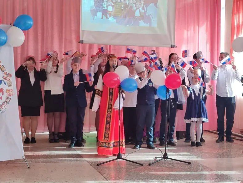 В Червонопрапорской СШ № 34 состоялся муниципальный семинар учителей изобразительного искусства «Семейный герб как одна из форм нравственно-патриотического воспитания школьников» В Червонопрапорской СШ № 34 состоялся муниципальный семинар учителей изобразительного искусства «Семейный герб как одна из форм нравственно-патриотического воспитания школьников»