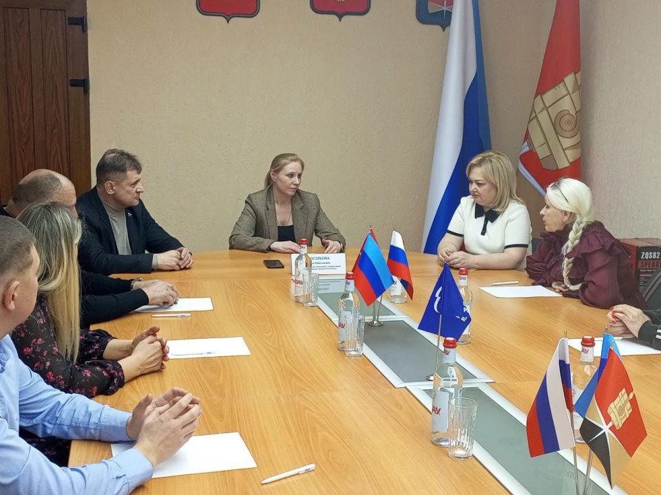 Председатель Совета городского округа город Алчевск Роман Лысенко принял участие в мероприятии с участием первого заместителя руководителя Администрации главы ЛНР Анной Росляковой, которая прибыла в Алчевск с рабочим визитом Председатель Совета городского округа город Алчевск Роман Лысенко принял участие в мероприятии с участием первого заместителя руководителя Администрации главы ЛНР Анной Росляковой, которая прибыла в Алчевск с рабочим визитом