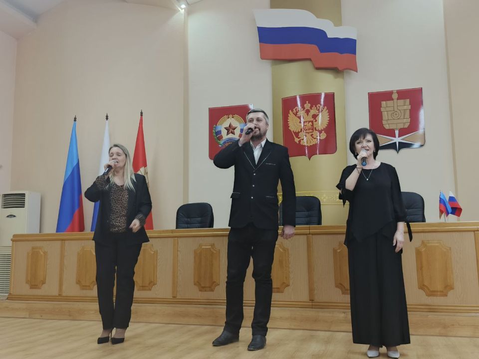 В преддверии профессионального праздника людей ответственных за благополучие каждого дома и каждой улицы, Председатель Совета городского округа город Алчевск, Роман Лысенко вручил благодарственные письма от Совета... В преддверии профессионального праздника людей ответственных за благополучие каждого дома и каждой улицы, Председатель Совета городского округа город Алчевск, Роман Лысенко вручил благодарственные письма от Совета...