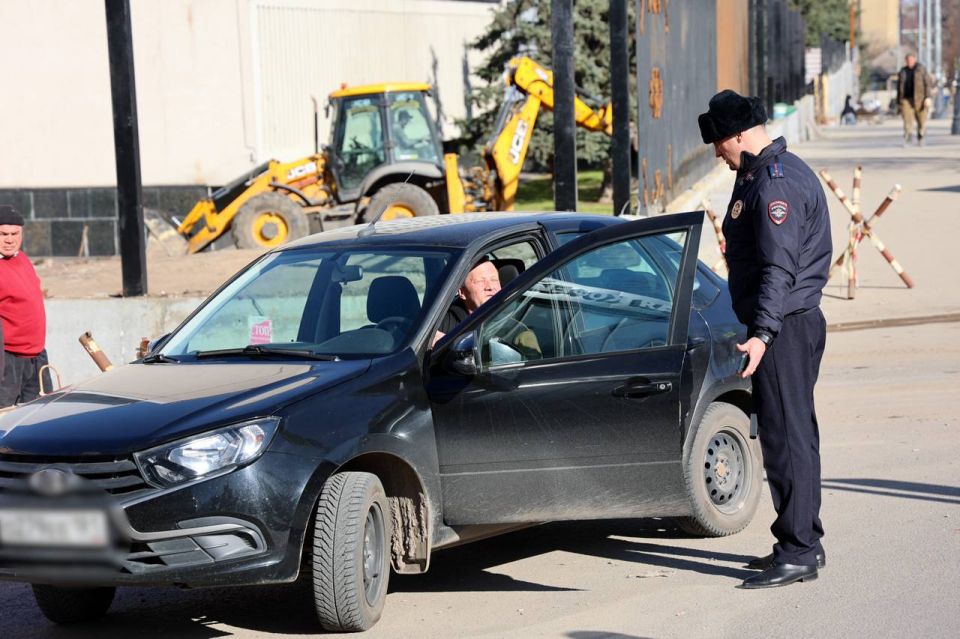 111111 Госавтоинспекторы в столице ЛНР провели рейд по выявлению нарушителей правил остановки и стоянки авто 111111 Госавтоинспекторы в столице ЛНР провели рейд по выявлению нарушителей правил остановки и стоянки авто