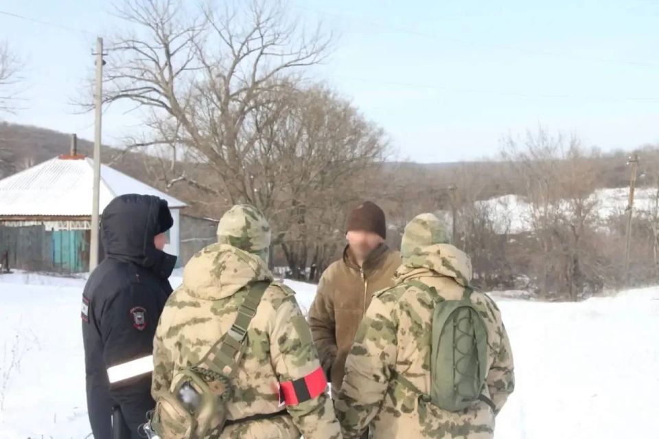 Сотрудники и военнослужащие Росгвардии, выполняющие задачи в ЛНР, обнаружили в хозяйственной постройке деревянный ящик, в котором находились гранаты и другие взрывоопасные предметы Сотрудники и военнослужащие Росгвардии, выполняющие задачи в ЛНР, обнаружили в хозяйственной постройке деревянный ящик, в котором находились гранаты и другие взрывоопасные предметы