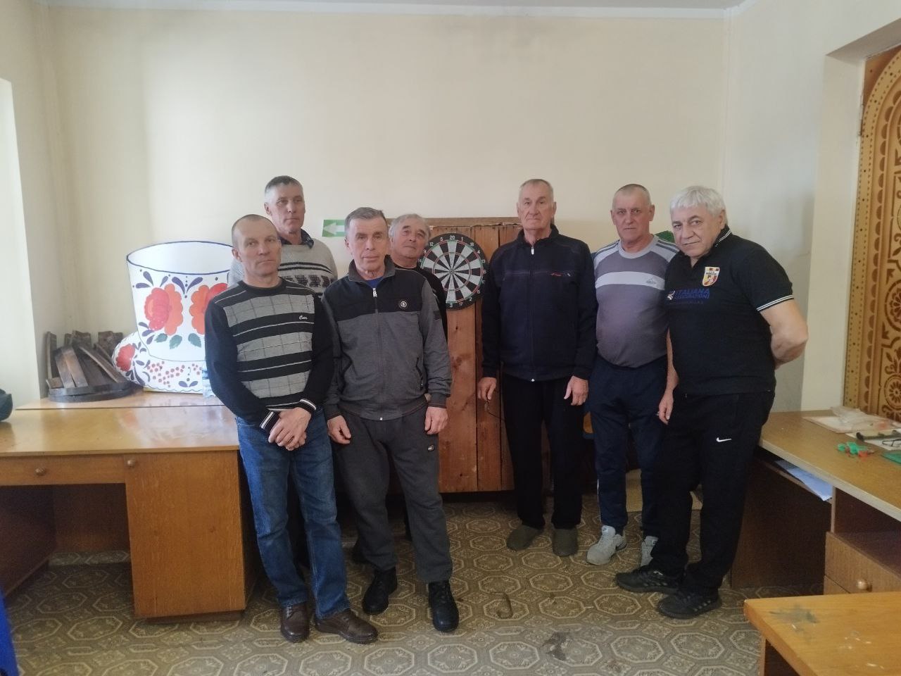 В поселке Краснодон состоялся турнир по дартсу среди мужчин старшего поколения