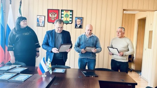 Первый заместитель главы администрации Игорь Шмидт совместно с заместителем председателя Совета Натальей Прищепой, начальником Управления ЖКХ Константином Мартовицким и Геннадием Царьковым поздравили работников бытового...