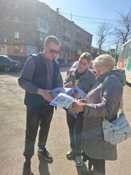 Весенний розыгрыш от ЛДПР. Активисты Перевальского МО ЛДПР продолжают информировать жителей о работе партии, рассказывают о принятых законопроектах и инициативах, направленных на улучшение жизни простых граждан