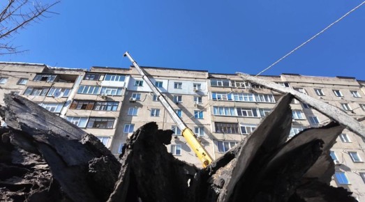 На Советском, 1 продолжается капитальный ремонт кровли