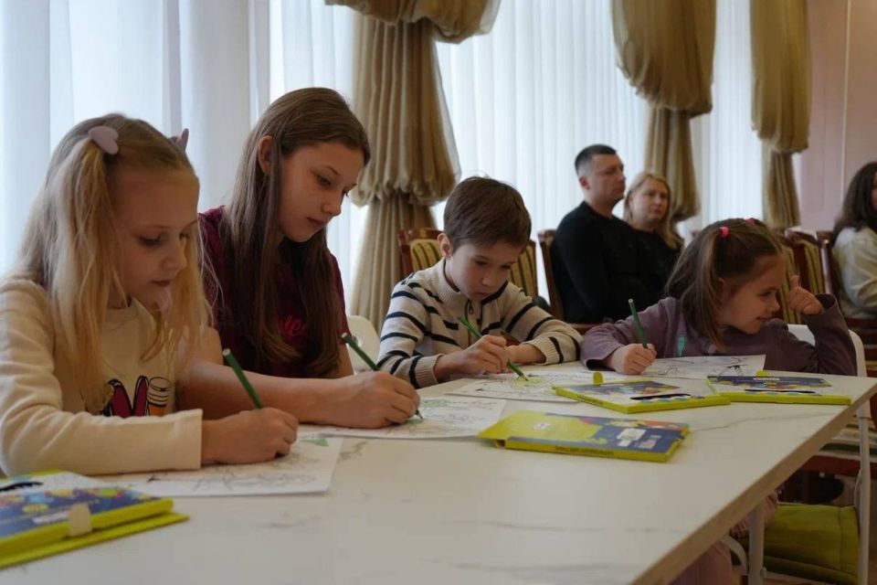 Когда живопись и музыка обретают гармонию: в филармонии прошел необычный концерт для детей Когда живопись и музыка обретают гармонию: в филармонии прошел необычный концерт для детей