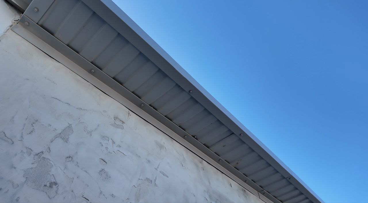 На Чкалова, 2 привели в порядок кровли над машинными отделениями На Чкалова, 2 привели в порядок кровли над машинными отделениями