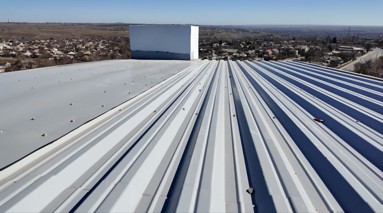 На Чкалова, 2 привели в порядок кровли над машинными отделениями На Чкалова, 2 привели в порядок кровли над машинными отделениями