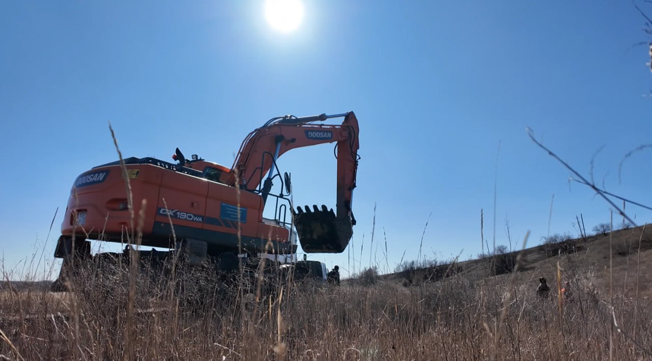 Аварийная бригада компании «ТюменьБурСтрой» шефа-региона Тюменской области и специалисты Краснодонского департамента филиала ГУП ЛНР «Лугансквода» ежедневно выезжают на места для оперативного ремонта порывов на водопроводных... Аварийная бригада компании «ТюменьБурСтрой» шефа-региона Тюменской области и специалисты Краснодонского департамента филиала ГУП ЛНР «Лугансквода» ежедневно выезжают на места для оперативного ремонта порывов на водопроводных...