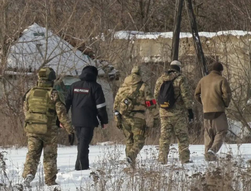 Сотрудники и военнослужащие Росгвардии, выполняющие задачи в ЛНР, обнаружили в хозяйственной постройке деревянный ящик, в котором находились гранаты и другие взрывоопасные предметы Сотрудники и военнослужащие Росгвардии, выполняющие задачи в ЛНР, обнаружили в хозяйственной постройке деревянный ящик, в котором находились гранаты и другие взрывоопасные предметы