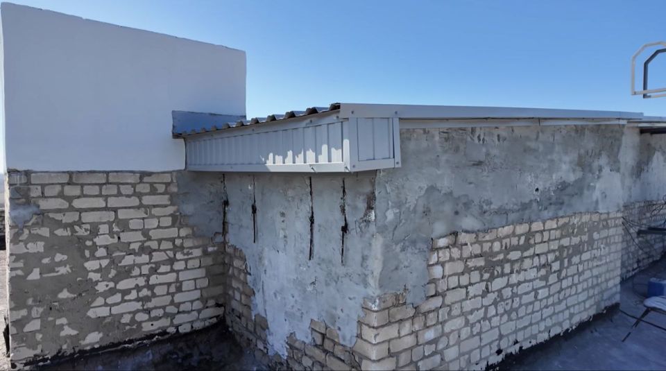 На Чкалова, 2 привели в порядок кровли над машинными отделениями На Чкалова, 2 привели в порядок кровли над машинными отделениями