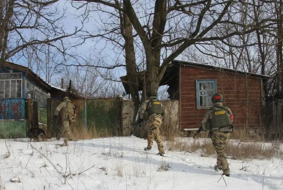 Сотрудники и военнослужащие Росгвардии, выполняющие задачи в ЛНР, обнаружили в хозяйственной постройке деревянный ящик, в котором находились гранаты и другие взрывоопасные предметы Сотрудники и военнослужащие Росгвардии, выполняющие задачи в ЛНР, обнаружили в хозяйственной постройке деревянный ящик, в котором находились гранаты и другие взрывоопасные предметы