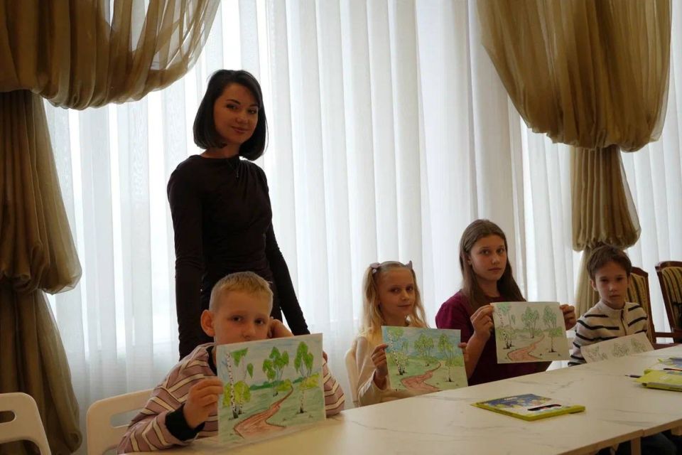 Когда живопись и музыка обретают гармонию: в филармонии прошел необычный концерт для детей Когда живопись и музыка обретают гармонию: в филармонии прошел необычный концерт для детей