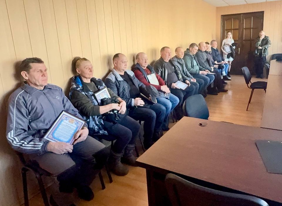 Первый заместитель главы администрации Игорь Шмидт совместно с заместителем председателя Совета Натальей Прищепой, начальником Управления ЖКХ Константином Мартовицким и Геннадием Царьковым поздравили работников бытового... Первый заместитель главы администрации Игорь Шмидт совместно с заместителем председателя Совета Натальей Прищепой, начальником Управления ЖКХ Константином Мартовицким и Геннадием Царьковым поздравили работников бытового...