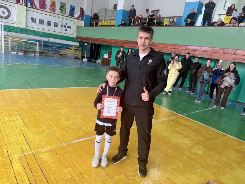 Сегодня в Краснодоне прошел открытый турнир по мини-футболу «Краснодон CUP», в котором приняли участие команды, состоящие из спортсменов 2017 года рождения Сегодня в Краснодоне прошел открытый турнир по мини-футболу «Краснодон CUP», в котором приняли участие команды, состоящие из спортсменов 2017 года рождения