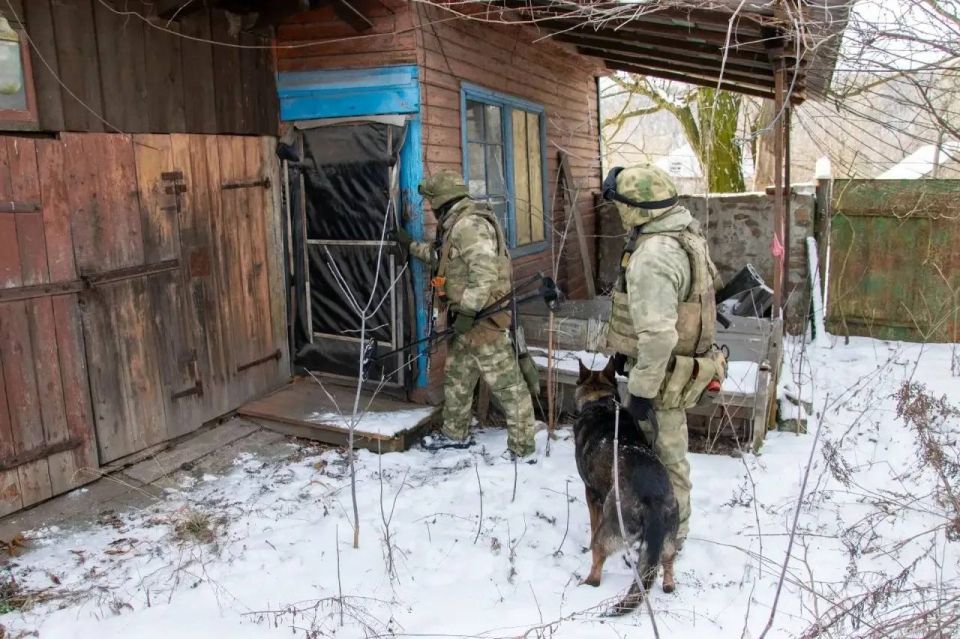 Сотрудники и военнослужащие Росгвардии, выполняющие задачи в ЛНР, обнаружили в хозяйственной постройке деревянный ящик, в котором находились гранаты и другие взрывоопасные предметы Сотрудники и военнослужащие Росгвардии, выполняющие задачи в ЛНР, обнаружили в хозяйственной постройке деревянный ящик, в котором находились гранаты и другие взрывоопасные предметы