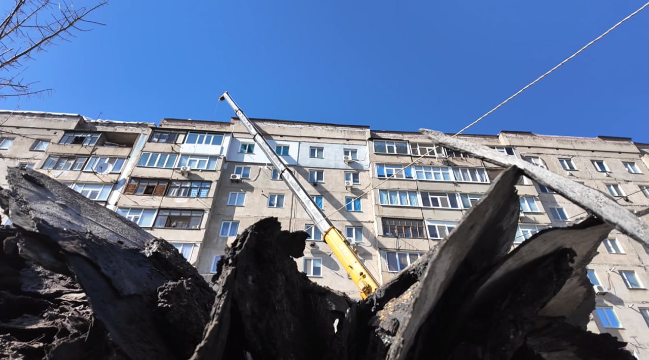 В рамках специального инфраструктурного проекта на объекте по адресу: г. Краснодон, кв. Советский, 1 продолжается капитальный ремонт кровли В рамках специального инфраструктурного проекта на объекте по адресу: г. Краснодон, кв. Советский, 1 продолжается капитальный ремонт кровли