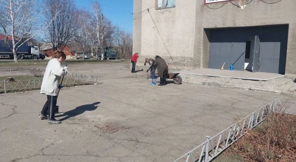 С установлением благоприятных погодных условий, сотрудниками отдела жизнеобеспечения г.Вахрушево, г.Миусинск, пгт.Хрустальное были проведены субботники на подведомственных территориях С установлением благоприятных погодных условий, сотрудниками отдела жизнеобеспечения г.Вахрушево, г.Миусинск, пгт.Хрустальное были проведены субботники на подведомственных территориях