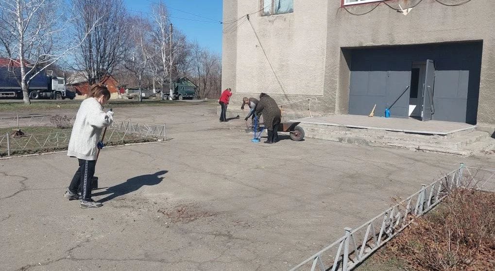 С установлением благоприятных погодных условий, сотрудниками отдела жизнеобеспечения г.Вахрушево, г.Миусинск, пгт.Хрустальное были проведены субботники на подведомственных территориях С установлением благоприятных погодных условий, сотрудниками отдела жизнеобеспечения г.Вахрушево, г.Миусинск, пгт.Хрустальное были проведены субботники на подведомственных территориях