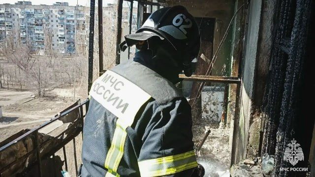 Спасатели МЧС России ликвидировали крупный пожар в многоэтажке города Рубежное Спасатели МЧС России ликвидировали крупный пожар в многоэтажке города Рубежное