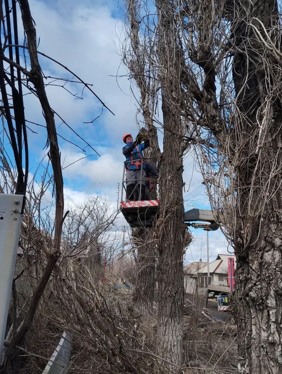 Рабочие из Удмуртии убрали аварийные деревья в поселке Белореченский Рабочие из Удмуртии убрали аварийные деревья в поселке Белореченский