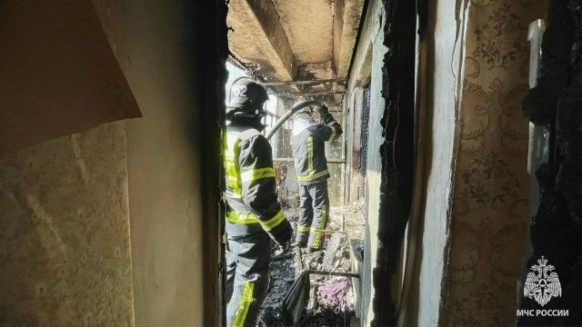Спасатели МЧС России ликвидировали крупный пожар в многоэтажке города Рубежное Спасатели МЧС России ликвидировали крупный пожар в многоэтажке города Рубежное