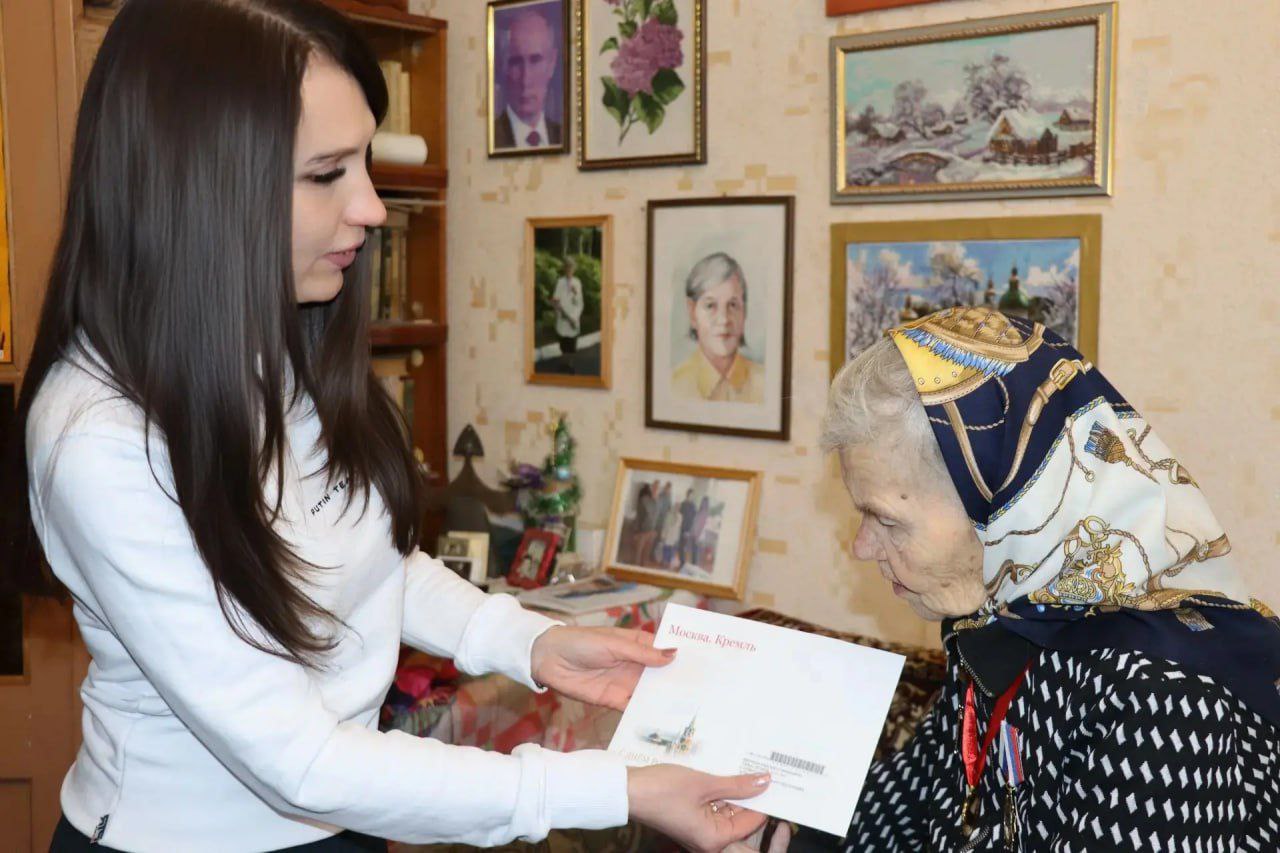 Единороссы Северодонецка поздравили ветерана Евдокию Романовну Вихрову со 100-летним юбилеем Единороссы Северодонецка поздравили ветерана Евдокию Романовну Вихрову со 100-летним юбилеем