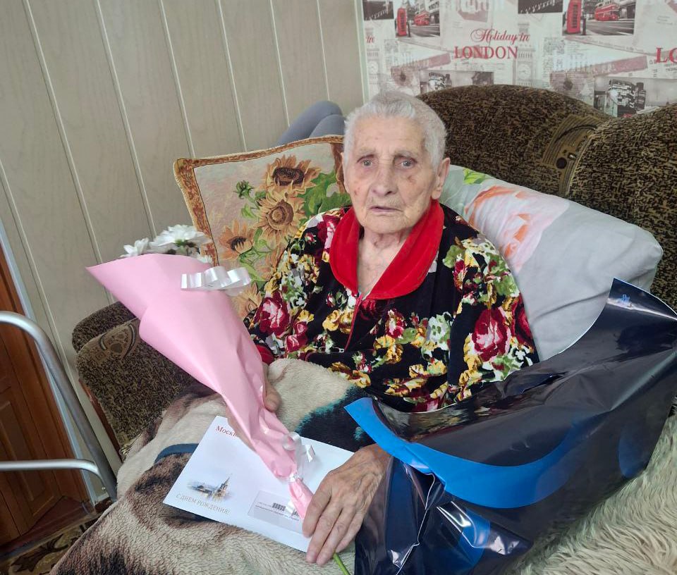 Жительница Антрацита получила персональное поздравление из Кремля