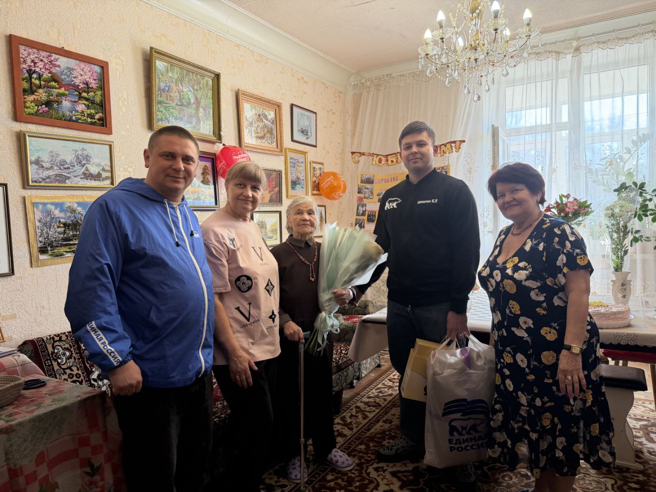 Единороссы Северодонецка поздравили ветерана Евдокию Романовну Вихрову со 100-летним юбилеем Единороссы Северодонецка поздравили ветерана Евдокию Романовну Вихрову со 100-летним юбилеем