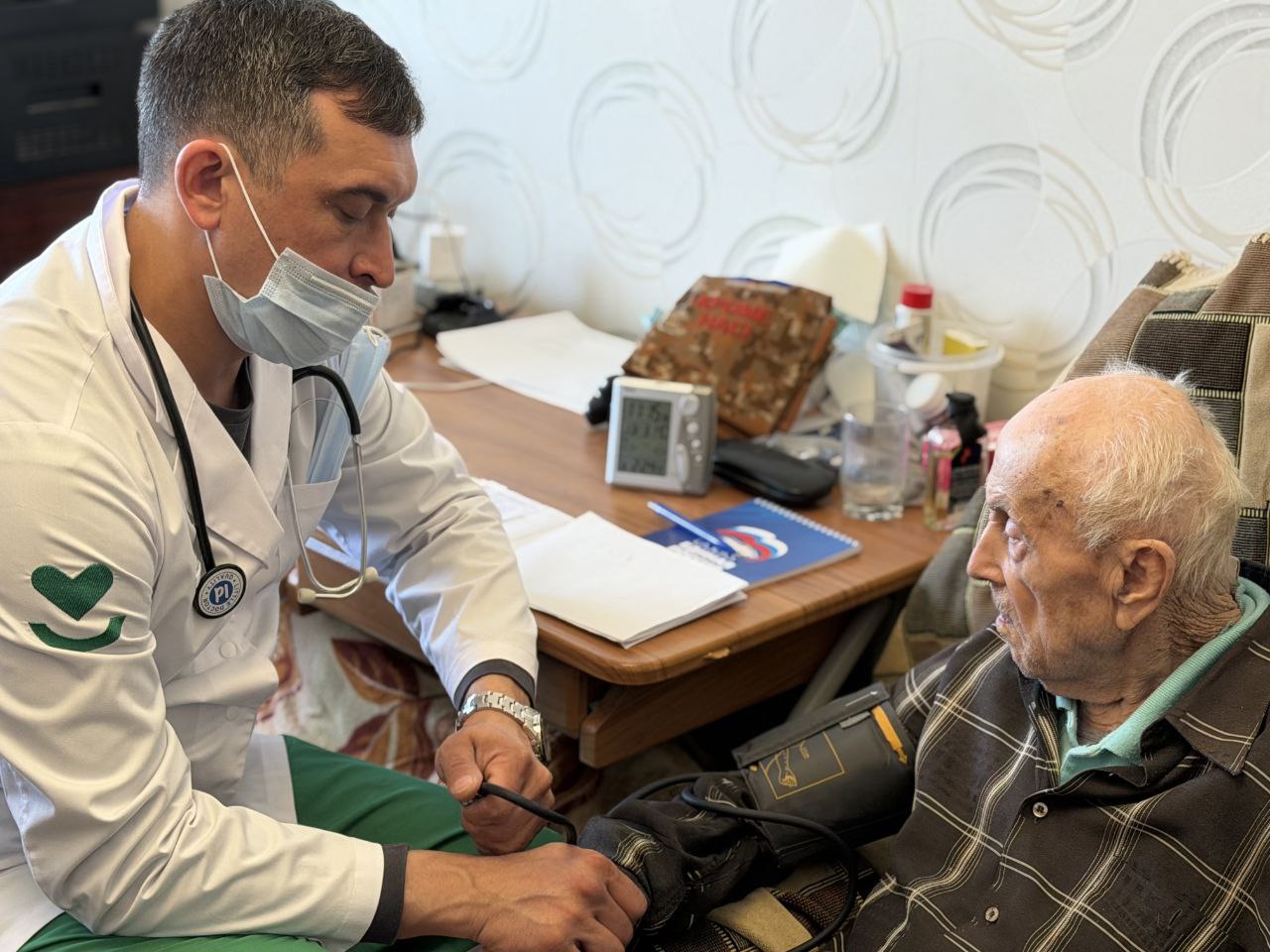 При поддержке Единой России пермские врачи проводят медосмотр ветеранов на дому При поддержке Единой России пермские врачи проводят медосмотр ветеранов на дому