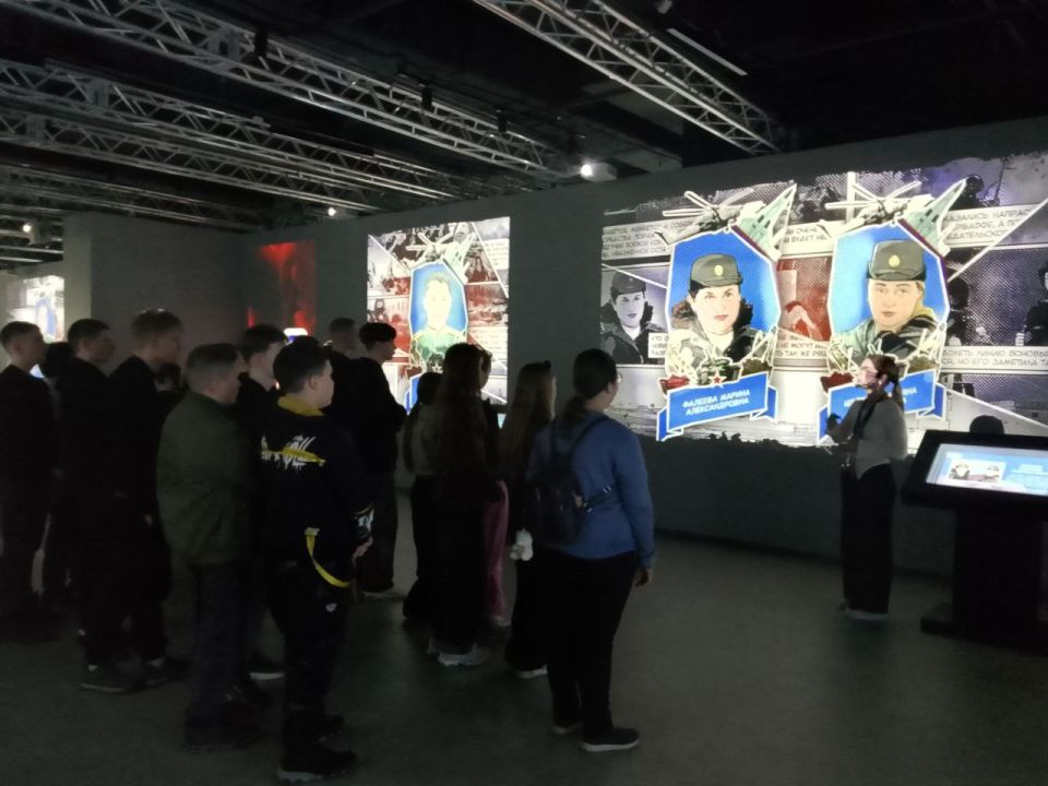 Северодонецкие школьники старших классов посетили мультимедийный парк «Россия — моя история» в Луганске Северодонецкие школьники старших классов посетили мультимедийный парк «Россия — моя история» в Луганске