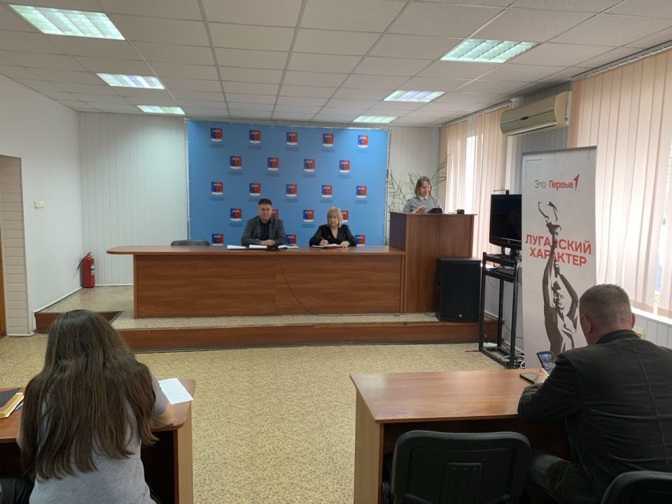Альберт Зинченко: Сегодня совместно с председателем Совета Станично-Луганского МО Татьяной Пономаревой провели аппаратное совещание с руководителями структурных подразделений, учреждений и предприятий округа Альберт Зинченко: Сегодня совместно с председателем Совета Станично-Луганского МО Татьяной Пономаревой провели аппаратное совещание с руководителями структурных подразделений, учреждений и предприятий округа