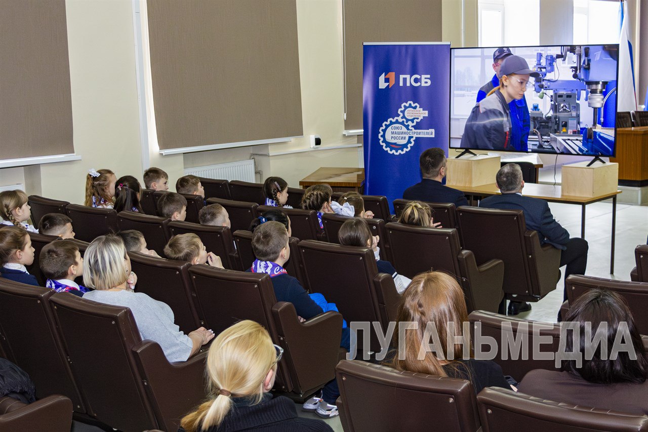 На заводе «Лугамаш» прошло внеурочное занятие «Разговоры о важном»