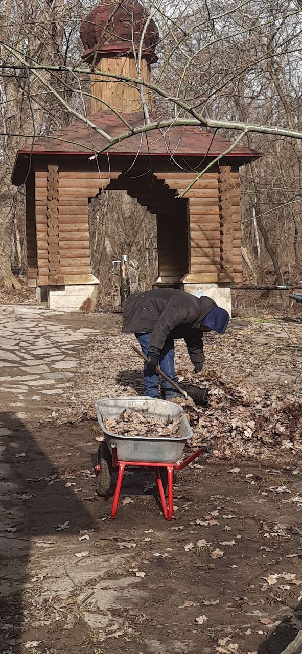 В парке культуры и отдыха им. Героев продолжается одна из самых трудоёмких работ - сбор листвы, сухих ветвей, мусора В парке культуры и отдыха им. Героев продолжается одна из самых трудоёмких работ - сбор листвы, сухих ветвей, мусора