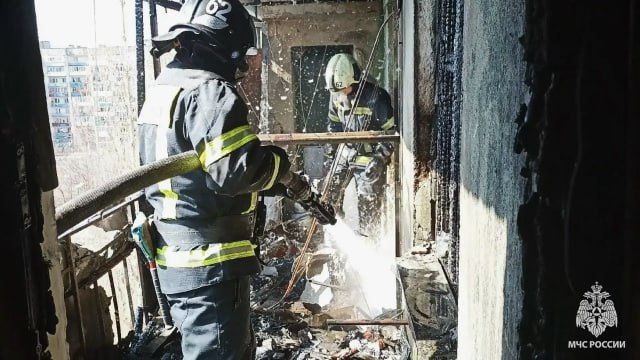 Спасатели МЧС России ликвидировали крупный пожар в многоэтажке города Рубежное Спасатели МЧС России ликвидировали крупный пожар в многоэтажке города Рубежное