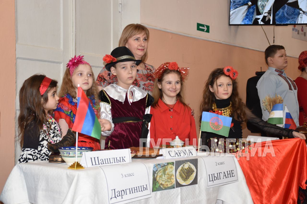 В школе города Ровеньки провели фестиваль национальной кухни народов России В школе города Ровеньки провели фестиваль национальной кухни народов России